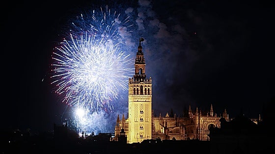 En imágenes, las mejores fotos de los fuegos artificiales que ponen fin a la Feria de Abril de Sevilla 2026