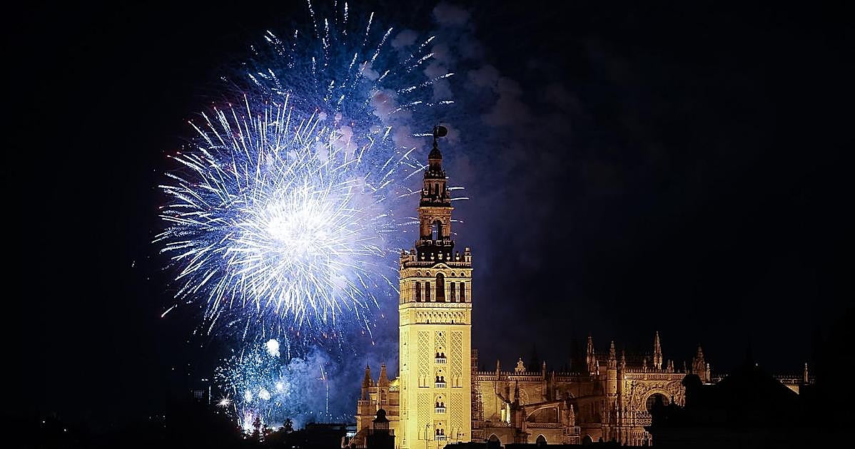 Así fueron los 5.750 disparos de fuegos artificiales al cielo de Sevilla que dicen adiós a la Feria de Abril 2026