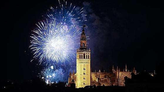 Así fueron los 5.750 disparos de fuegos artificiales al cielo de Sevilla que dicen adiós a la Feria de Abril 2026