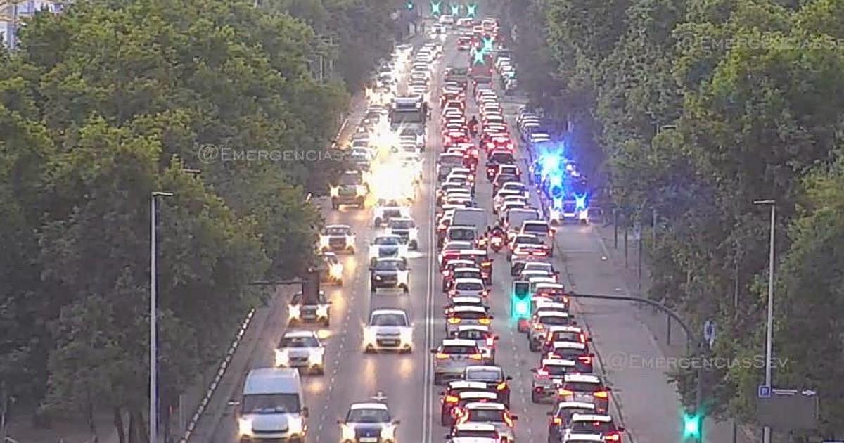 Una colisión múltiple provoca atascos en el entorno de la Avenida Juan Pablo II en Sevilla