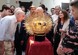 Utrera enriquece la corona de la Virgen de las Angustias para su coronación canónica