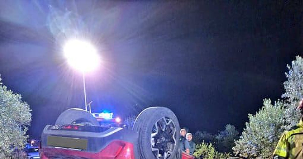 Un herido al volcar un coche en un camino de Espartinas