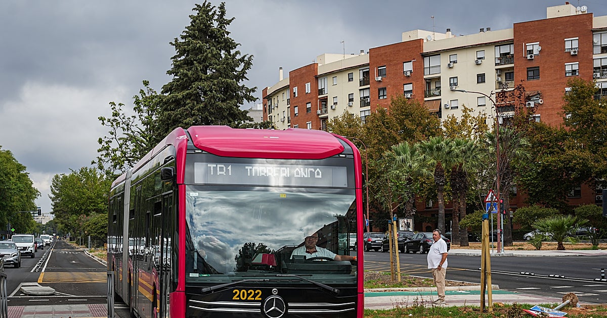 El tranvibús al Prado registra casi 10.000 viajeros en día laborable en su primera semana