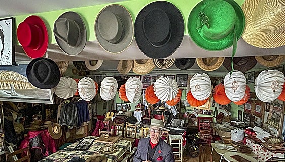 La curiosa colección de un sevillano: 350 sombreros de todos los tipos y rincones del mundo