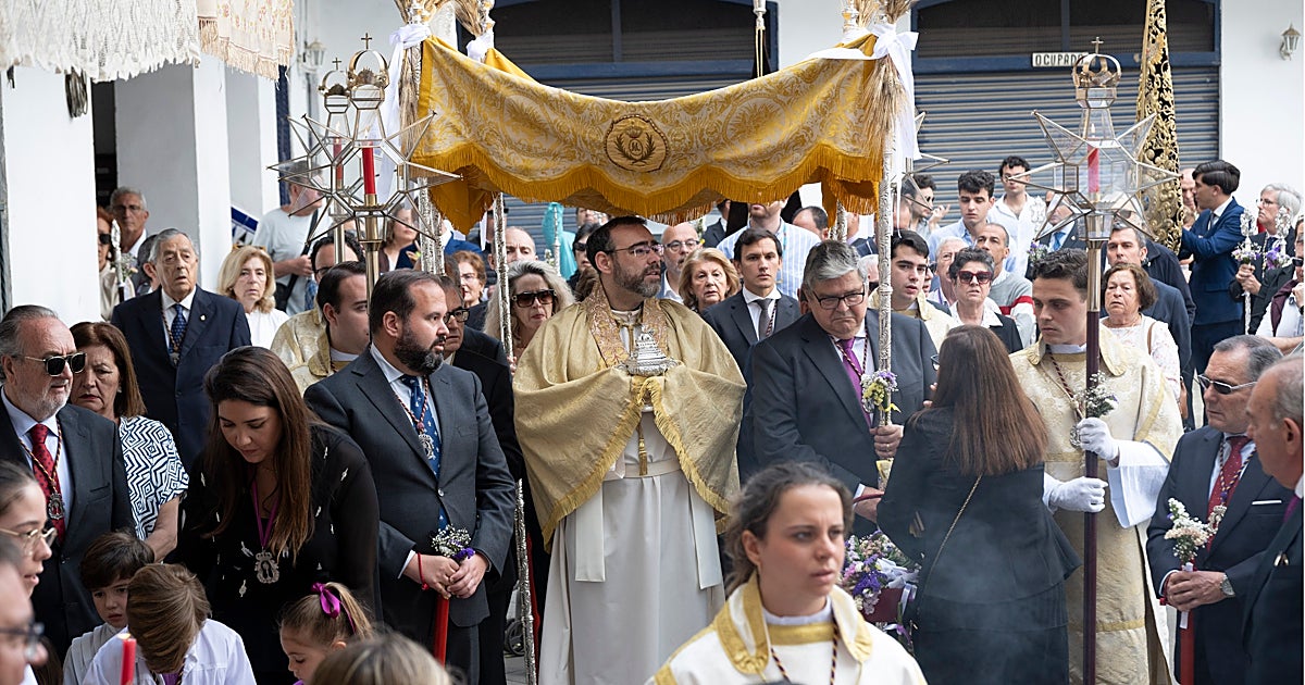 Triana se vuelca con la procesión sacramental de la O