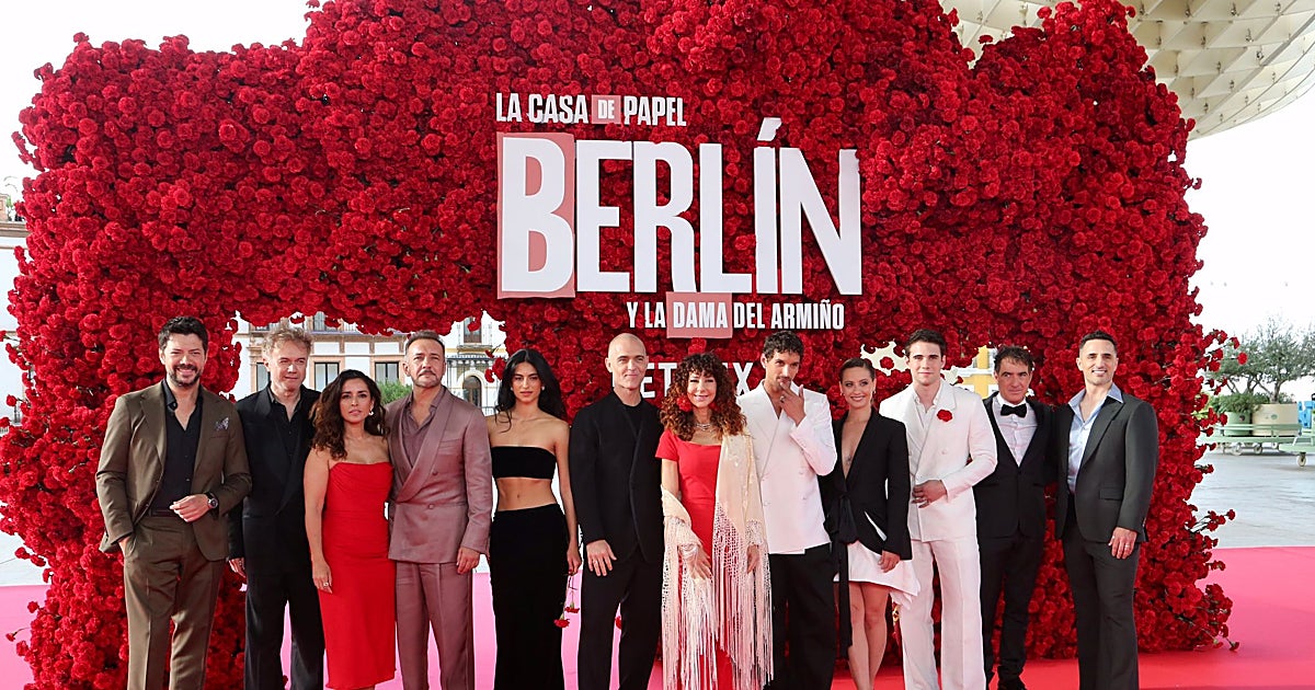 Sevilla se rinde a 'Berlín y La dama del armiño' en una premiere global llena de estrellas en Las Setas