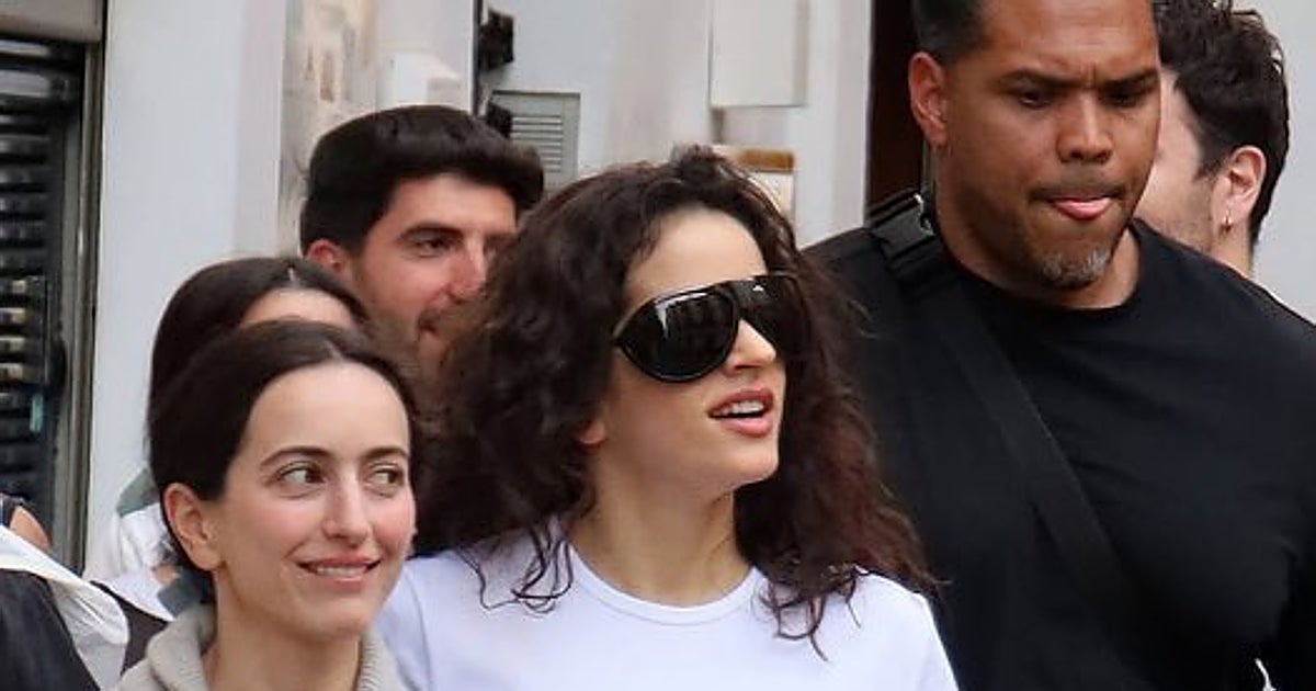 Rosalía se pasea por Sevilla con una estampa de la Esperanza de Triana