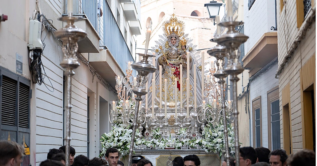La lluvia impidió el lucimiento de las Glorias por las calles de Sevilla