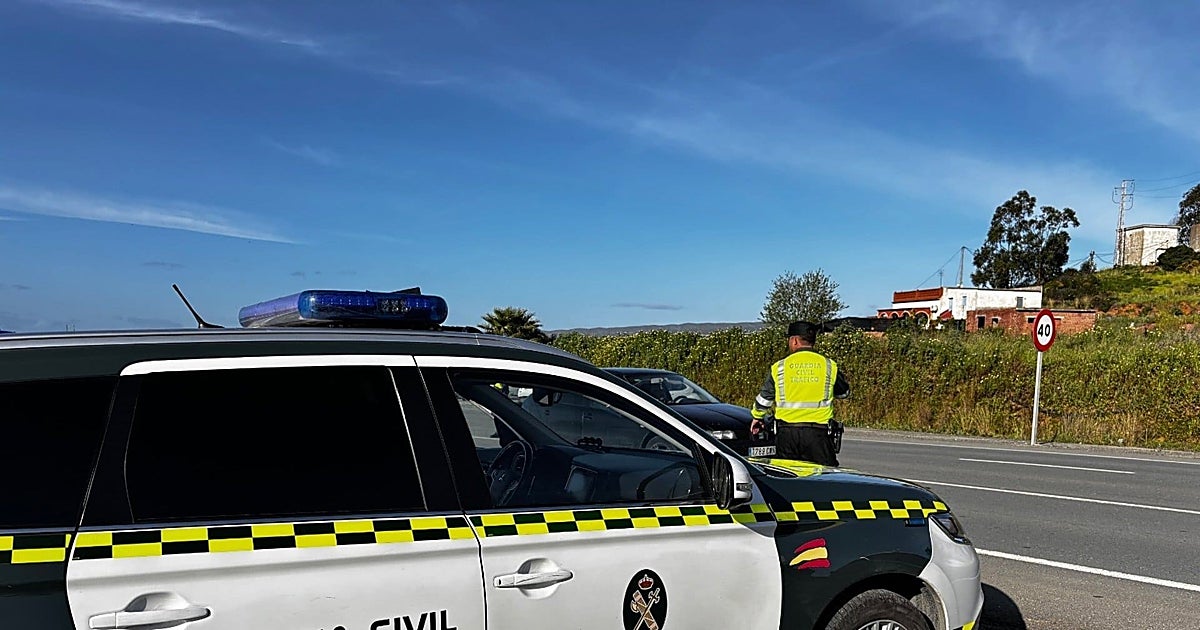 Herido muy grave un joven de 18 años tras una colisión entre su moto y un coche en Pilas