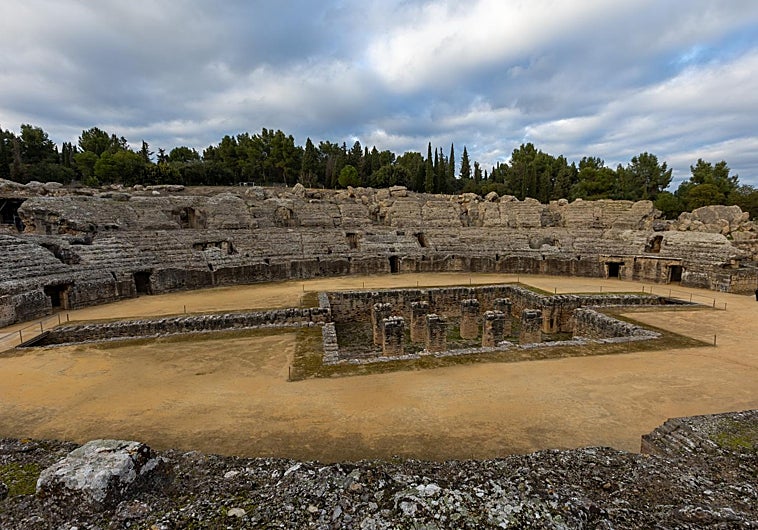 Imagen principal - El anfiteatro romano de Itálica, la Plaza de España de Sevilla y el dolmen de la Pastora de Valencina.