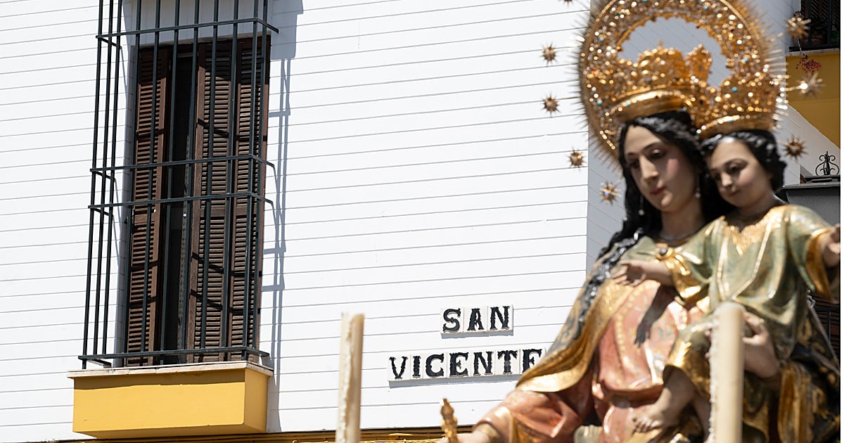 Los alumnos llevan a María Auxiliadora de San Vicente hasta San Lorenzo