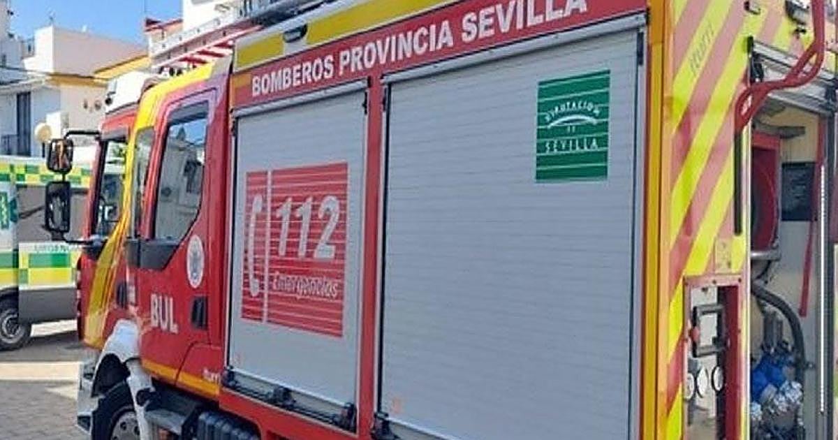Un incendio en un polígono de Alcalá de Guadaíra deja tres naves afectadas