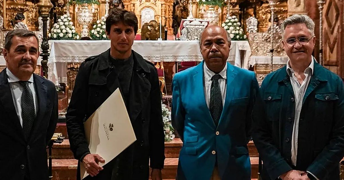 Roca Rey visita a la Macarena el día antes de su reaparición tras la grave cogida en la Maestranza