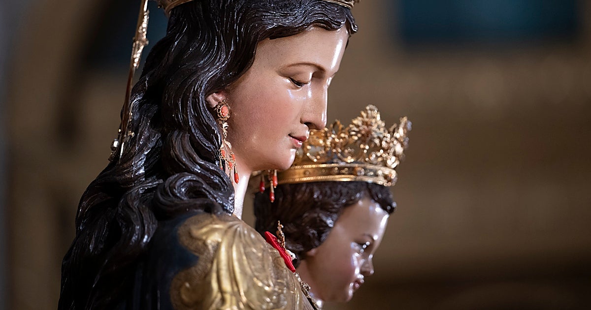 Sevilla se rinde a María Auxiliadora de la Trinidad en el aniversario de su coronación