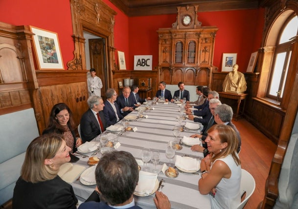 Mesa coloquio en el despacho de Torcuato Luca de Tena, instalado en ABC de Sevilla