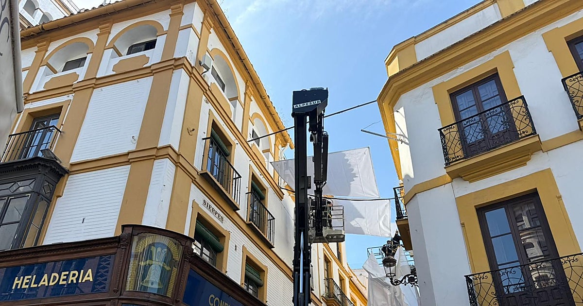 El Ayuntamiento de Sevilla amplía a 30 las calles del Centro que tendrán toldo este verano