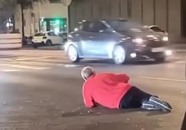 Se busca al 'hombre drama' de Nervión que pide limosna y se lanza a los bajos de los coches fingiendo ser atropellado