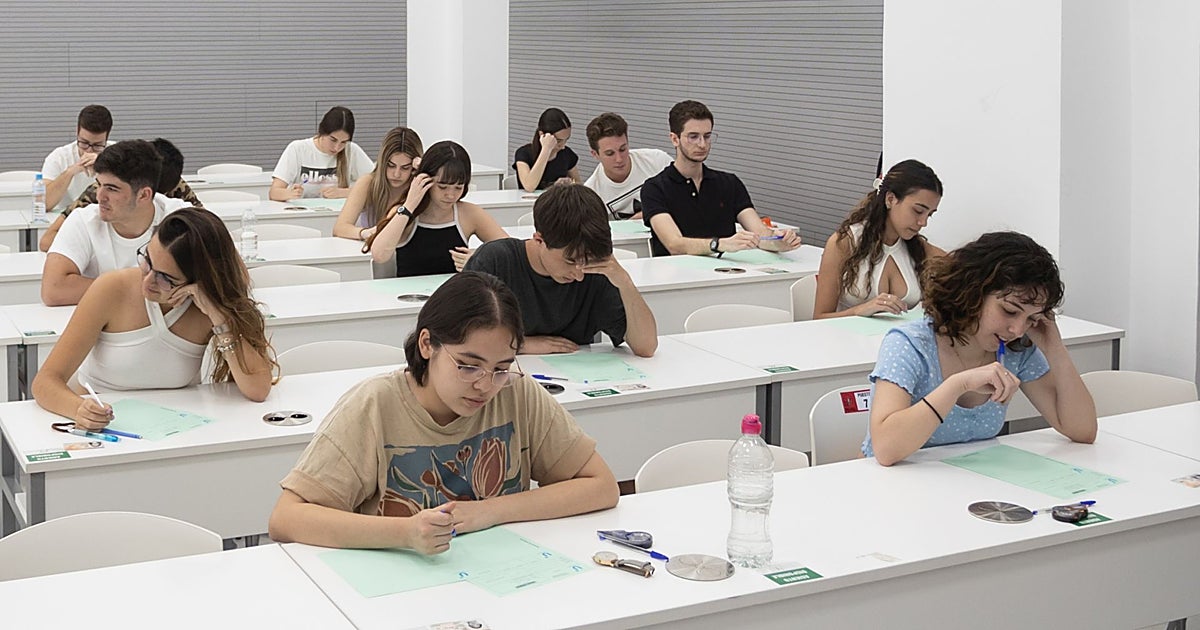 La Universidad de Sevilla controlará el uso de gafas y pinganillos con IA para copiar en Selectividad