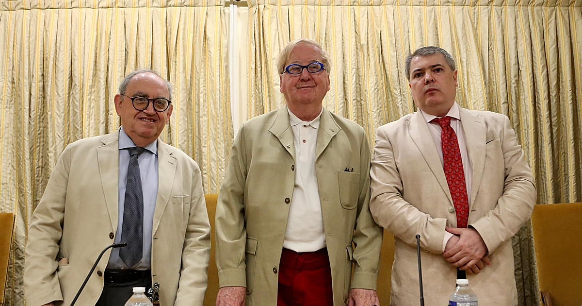 Luis Antonio de Villena: «La poesía de Cernuda es muy moderna porque es muy directa»