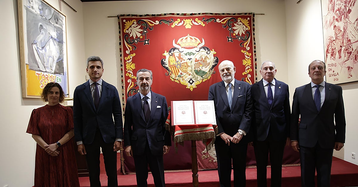 Rafael Sánchez Saus explora 82 'Linajes sevillanos medievales' en una obra «seria y rigurosa» presentada en la Real Maestranza de Sevilla