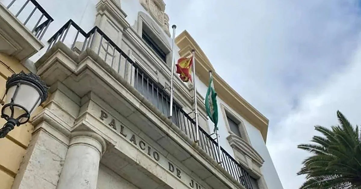 Tres acusados se enfrentan a más de cinco años de cárcel por entrar con una catana en una vivienda y quemar una moto en Osuna