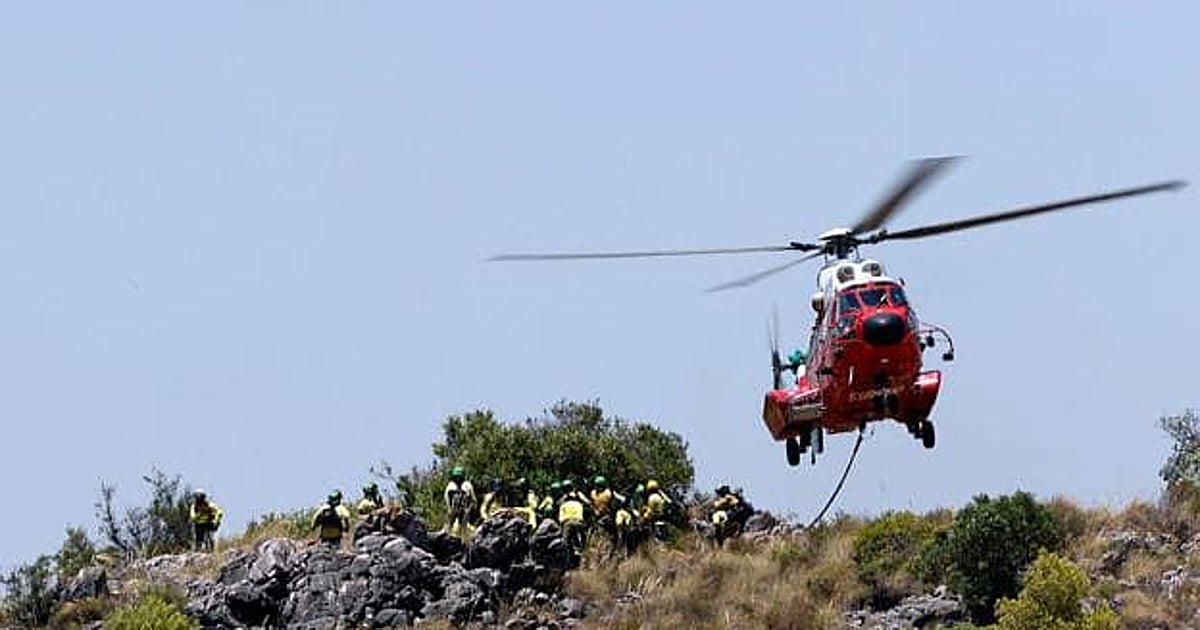 Bomberos forestales y aeronaves del Infoca luchan contra un incendio declarado en Castilblanco