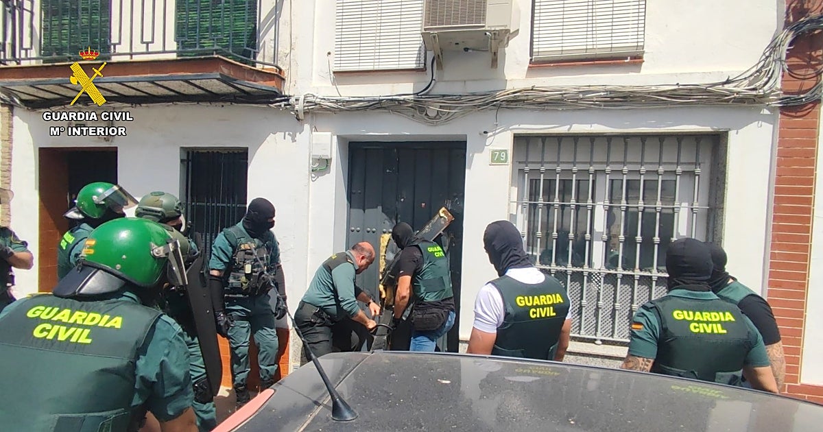 La Guardia Civil descubre dos piedras preciosas al desmantelar un punto de venta de drogas en Pilas