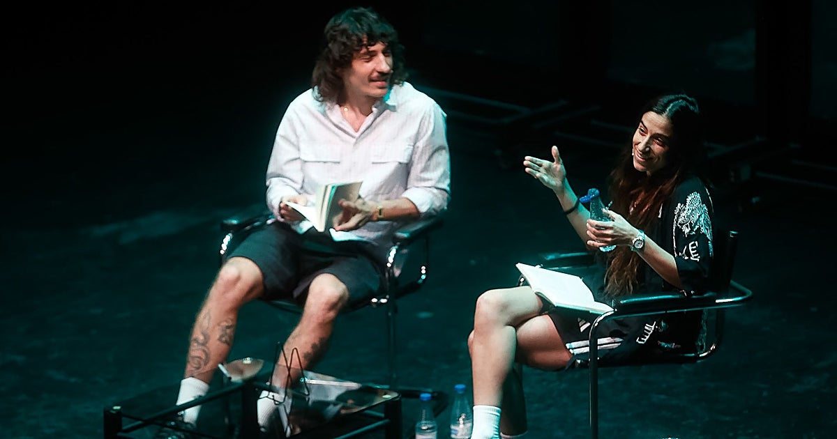 Carolina Yuste durante el encuentro literario con Héctor Bellerín: «Crecimos aprendiendo a detestar nuestro cuerpo y a machacarlo»