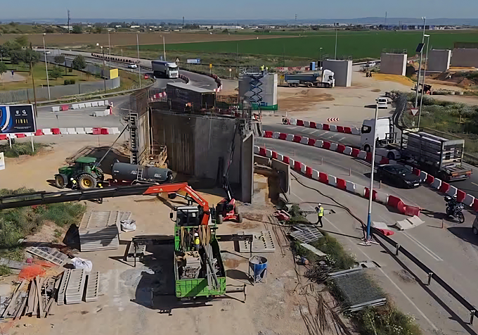 Hace apenas una semana se instaló un viaducto sobre la SE-20 y el río Tamarguillo