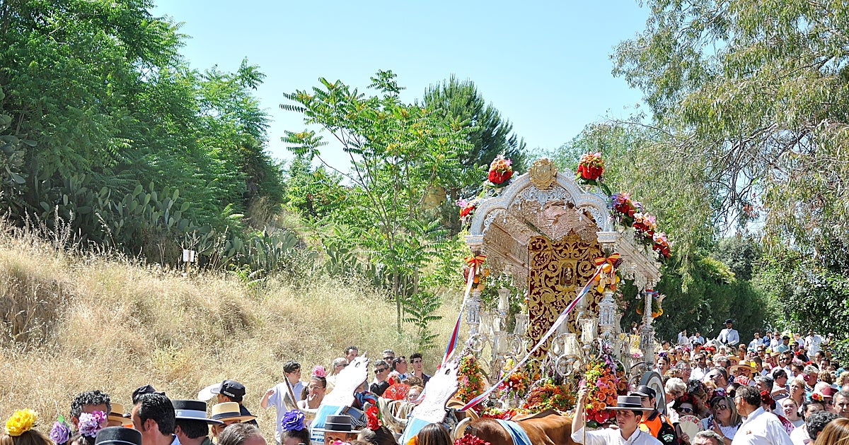 La romería de la Virgen de Aguas Santas recorre este domingo su itinerario habitual por el camino del Tamujal
