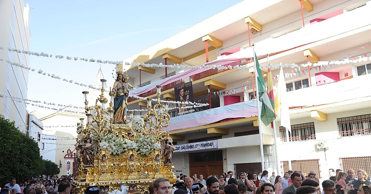 María Auxiliadora de la Trinidad corona el mes de la Virgen en Sevilla