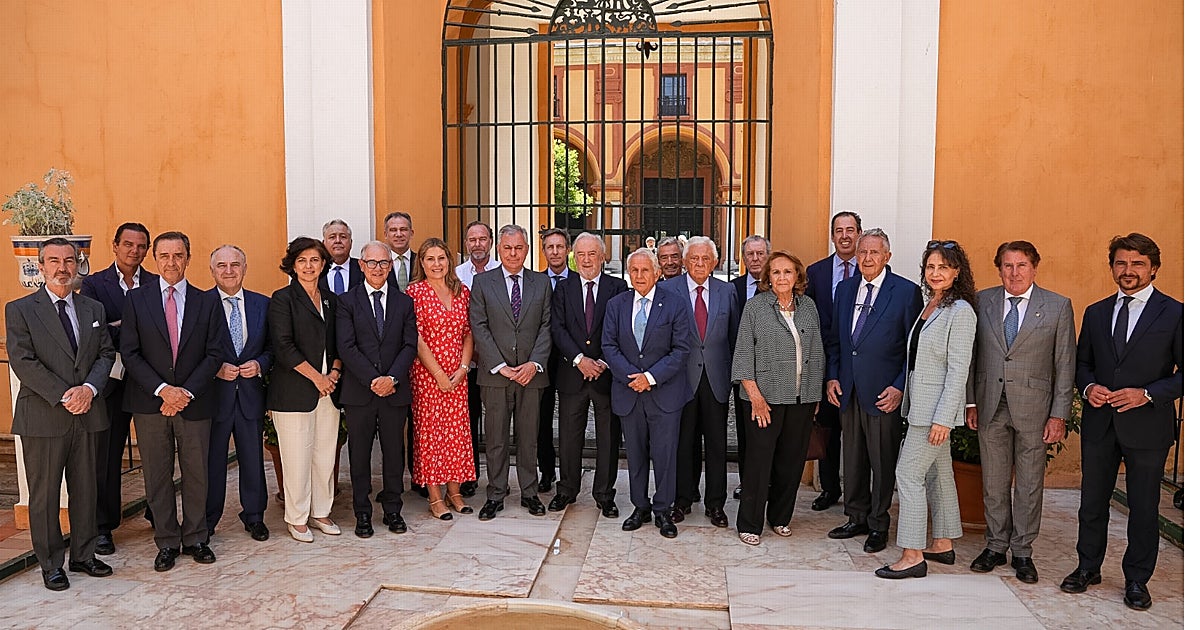 Sanz recibe en el Alcázar de Sevilla a los miembros de la Real Fundación Andalucía-América, que ha definido sus estatutos