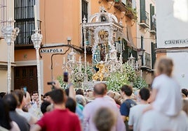 Los sevillanos vuelven a hacer suyo el Centro en la víspera del Corpus
