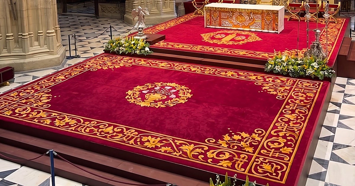 El altar de plata de la Catedral de Sevilla estrena dos grandes piezas de Alfombras Baldomero