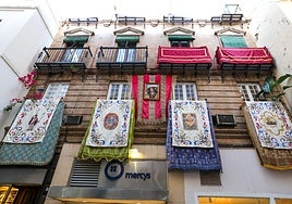 Sevilla se echa a la calle en la víspera del Corpus: escaparates, altares y balcones engalanados, en imágenes