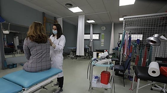 Las mujeres ya son el 60% de los médicos de Sevilla y consuman un vuelco histórico en la sanidad
