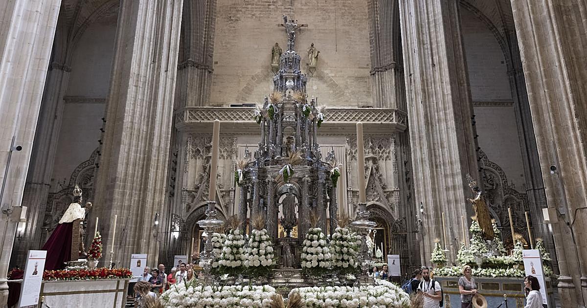El Corpus de Sevilla estrena recorrido y recupera el esplendor del altar de plata