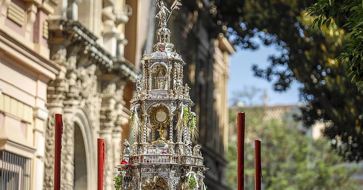El Santísimo recorre los barrios de Sevilla en la fiesta litúrgica del Corpus Christi