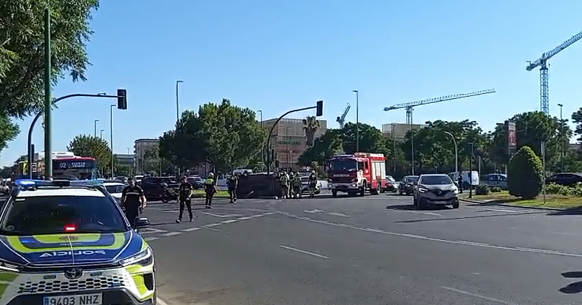 Un coche vuelca junto a Los Arcos de Sevilla en mitad de una