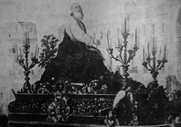 Esta es una de las pocas fotos que muestran el paso de San Isaías.