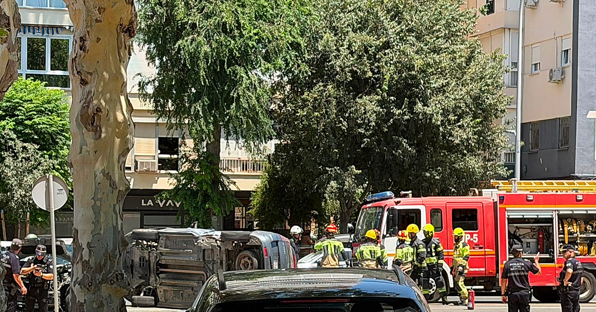 Rescatan a una mujer tras volcar su coche en un accidente de