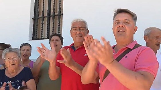 Vecinos piden el traslado de un párroco de Sevilla por «negar la comunión a farmacéuticas que venden preservativos»
