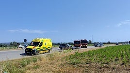 Grave accidente de tráfico en Lora del Río: un muerto y dos personas atrapadas tras un choque frontal