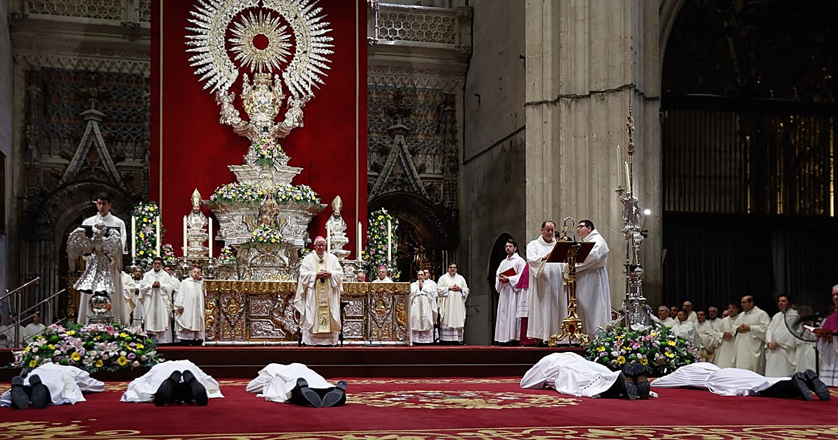 Saiz Meneses ordena en Sevilla a cinco nuevos sacerdotes y les pide que «nunca se instalen en la mediocridad»