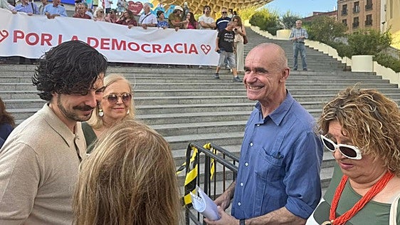 El socialista Antonio Muñoz se suma al bulo de los ataques a la democracia