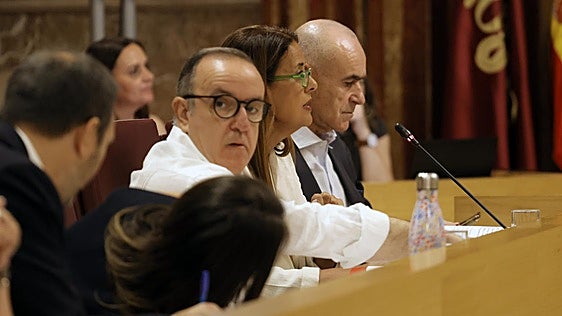 Un concejal del PSOE en Sevilla ridiculiza a la delegada de Educación al llamarla «señorita de Mattel»