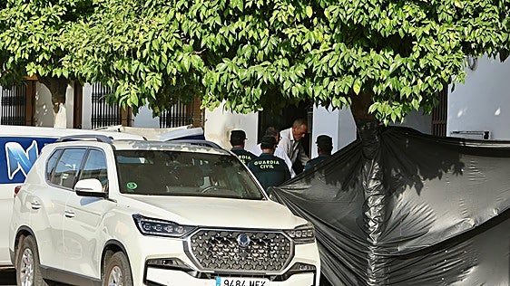 Momento en el que los cadáveres de los fallecidos eran sacados de la vivienda