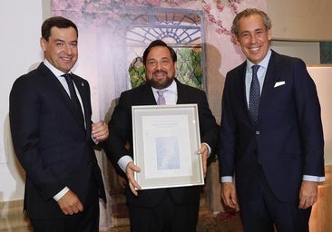José María Jurado García-Posada recibiendo el XXVI Premio Joaquín Romero Murube de manos de Juanma Moreno, en presencia de Manuel Mirat.