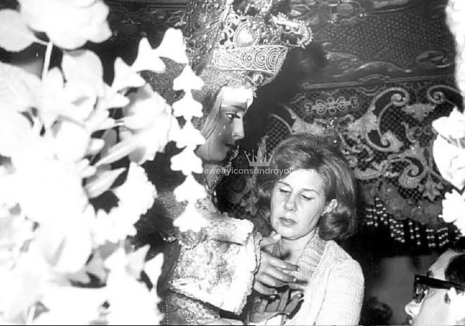 Virgen gitana con la corona rusa de la familia Alba