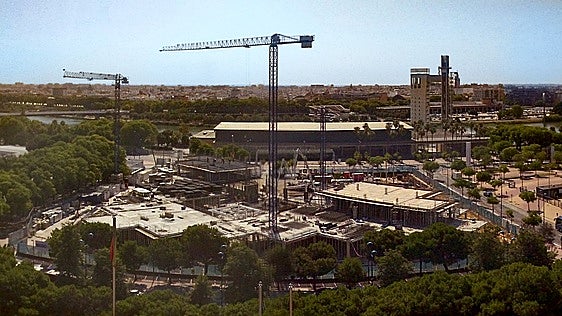 Imagen de las grúas sobre las obras de la futura Casa de Europa en Sevilla.